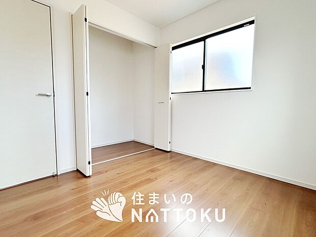 【現地写真(洋室)】木目の美しさを際立たせるシンプルデザインの建具を使用しています。