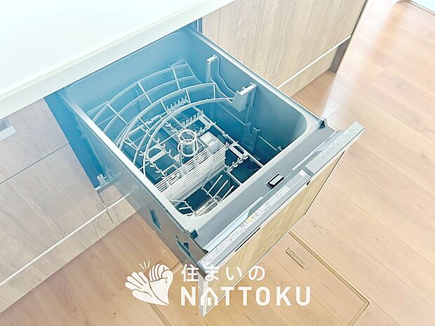 【食器洗い乾燥機】食後の時間にゆとりを与えてくれる食器洗い乾燥機。
操作ボタンも上面にあるので、腰をかがめずに操作ができラクラクです。