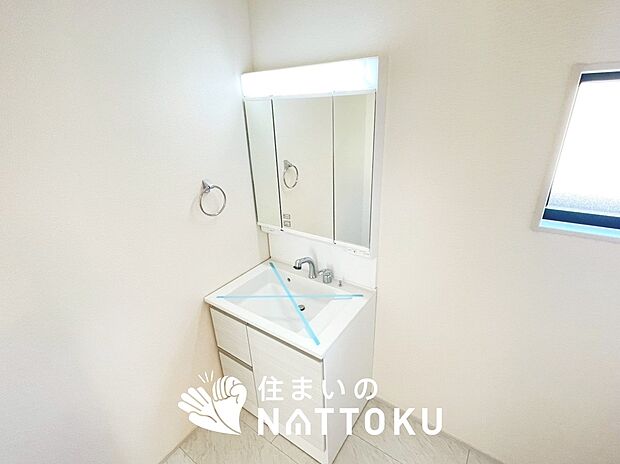 【洗面台・洗面所】鏡の両サイドは、必要なものを取出しやすく、大きな鏡面で朝の準備も快適。
使いやすいリフトアップ機能付きのシングルレバーシャワー水栓付です。