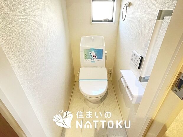 【トイレ】汚れてもサッとひと拭きでお手入れ簡単、エコ仕様の温水洗浄便座付きのトイレです。
バリアフリーにも配慮しています。