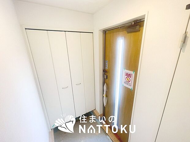 【現地写真(玄関)】玄関には、大型のシューズ収納を設置しています。