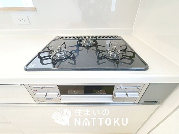 【ビルトインコンロ】フラットな構造で清掃性が高く、過熱防止センサー付3口タイプで日頃の家事も快適です。