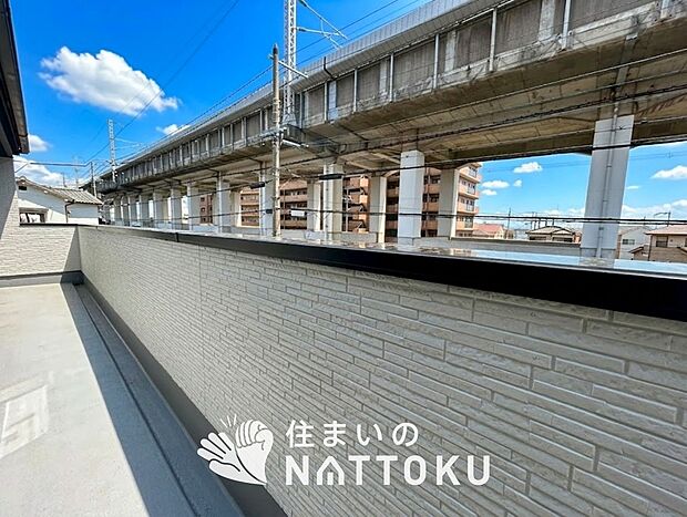 【バルコニー】奥行きが広く、洗濯物をゆったりと干せる十分な広さで、家族の洗濯も捗ります。