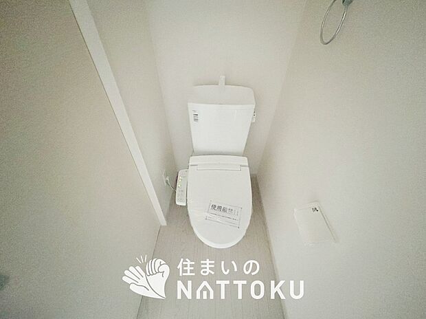 【トイレ】汚れてもサッとひと拭きでお手入れ簡単、エコ仕様の温水洗浄便座付きのトイレです。
バリアフリーにも配慮しています。