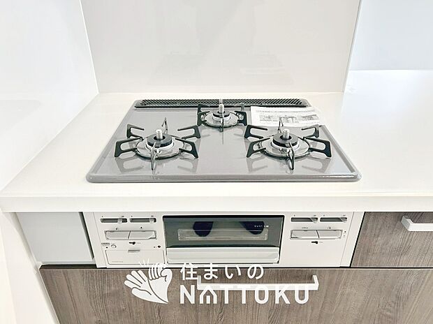 【ビルトインコンロ】フラットな構造で清掃性が高く、過熱防止センサー付3口タイプで日頃の家事も快適です。