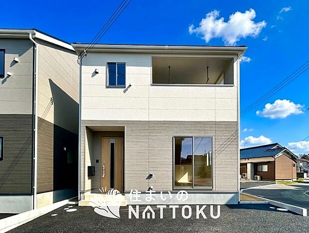 【現地写真(外観)【2号地】】雨で汚れを落とし、耐久性・耐候性に優れた外壁を使用しています。