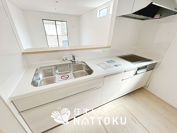 【現地写真(キッチン)】収納たっぷりのシステムキッチン、浄水器付水栓を標準装備しています。