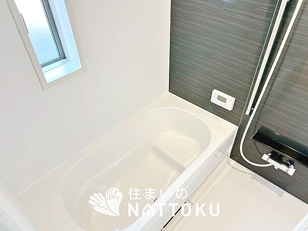 【現地写真(浴室)】浴室暖房乾燥機付き。1坪タイプで広々です。