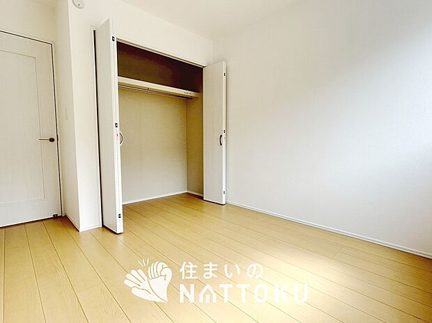 【現地写真（洋室）】木目の美しさを際立たせるシンプルデザインの建具を使用しています。