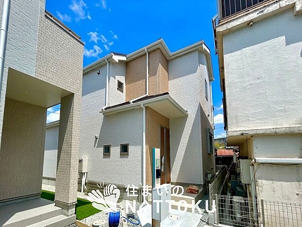 【現地写真（外観）【Ｅ号地】】軽くて火災に強い屋根材を採用し、地震時の建物への負担や揺れを軽減しています。