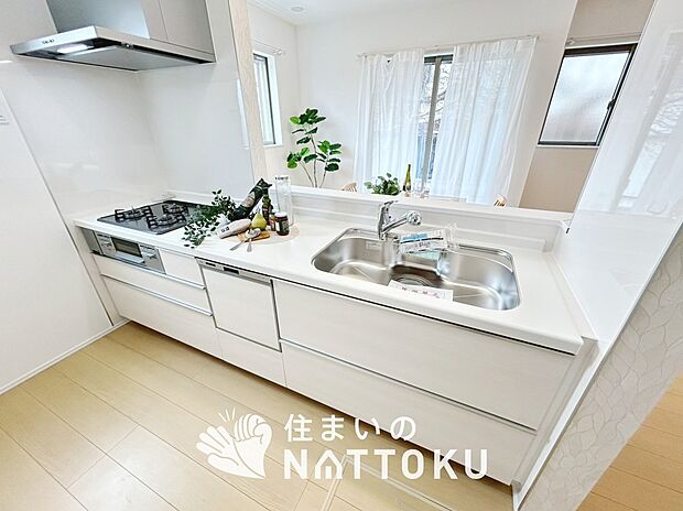 【現地写真（キッチン）】収納たっぷりのシステムキッチン、浄水器付水栓を標準装備しています。