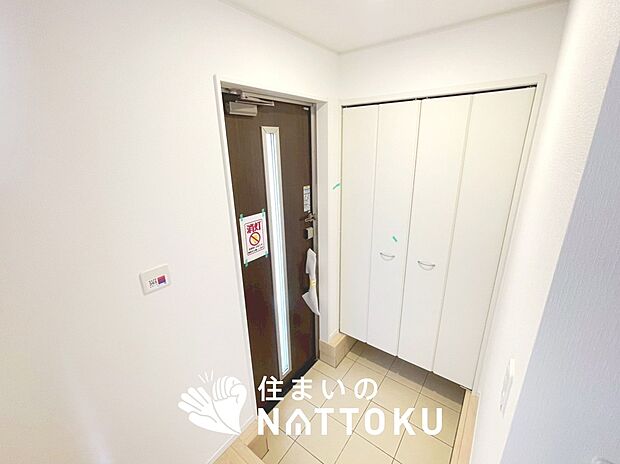 【現地写真（玄関）】玄関には、大型のシューズ収納を設置しています。