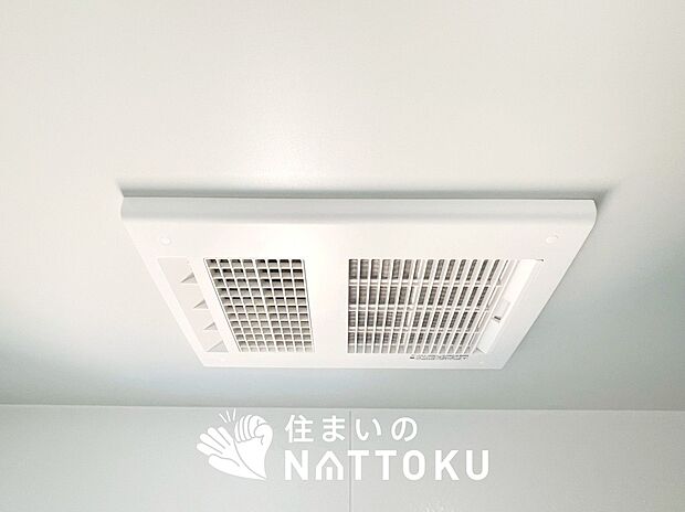 【浴室暖房換気乾燥機】サイドブロー機能で、乾燥効率アップです。
サイドに吹き出しを搭載することにより浴室内を端まで循環する気流ができ、さらに省エネ性能がアップします。