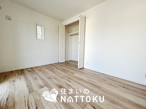 【現地写真(寝室)】木目の美しさを際立たせるシンプルデザインの建具を使用しています。