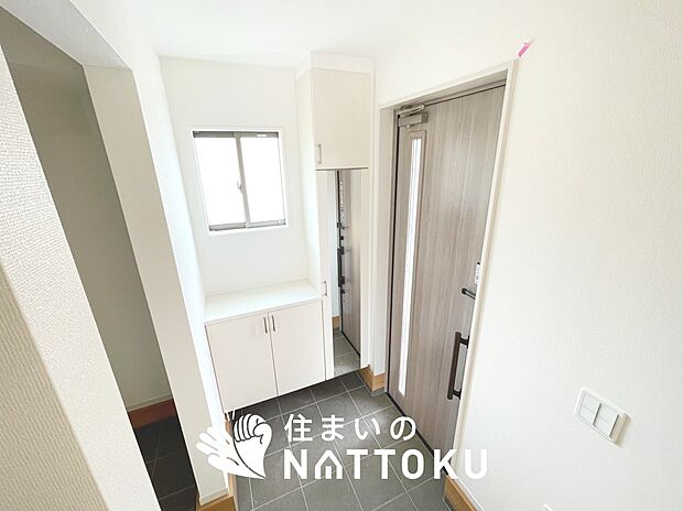 【現地写真(玄関)】玄関には、大型のシューズ収納を設置しています。