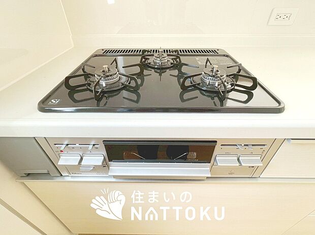 【ビルトインコンロ】フラットな構造で清掃性が高く、過熱防止センサー付3口タイプで日頃の家事も快適です。