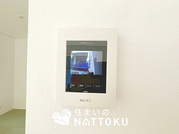 【TVモニター付インターホン】手放し通話ができ、送話表示灯で送話・受話状態が確認できます。
映像と音声で玄関先の様子をチェックできるモニター機能や、夜間の訪問者の顔も確認できるLEDライトを装備しています。