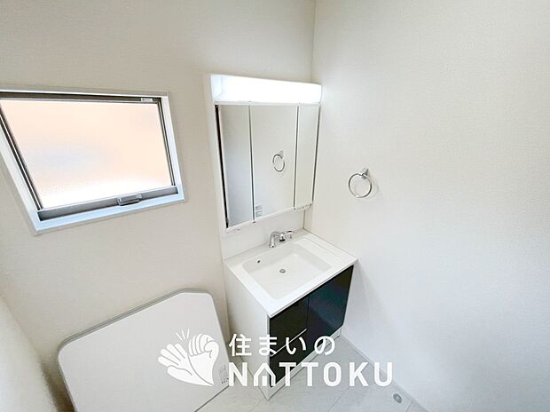 【洗面台・洗面所】鏡の両サイドは、必要なものを取出しやすく、大きな鏡面で朝の準備も快適。
使いやすいリフトアップ機能付きのシングルレバーシャワー水栓付です。