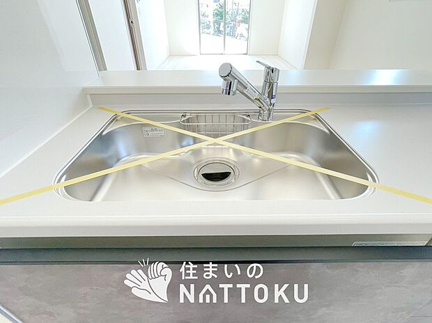 【浄水器内臓型ハンドシャワー付シンク】傷や汚れが付きにくい静音仕様の全面エンボス加工シンク。
また、蛇口の先端に浄水器を内蔵。浄水シャワーが使える毎分4リットルのたっぷり浄水。