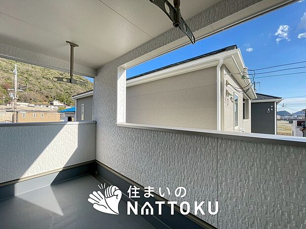 【バルコニー】奥行きが広く、洗濯物をゆったりと干せる十分な広さで、家族の洗濯も捗ります。