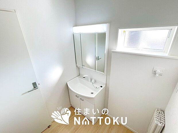 【洗面台・洗面所】鏡の両サイドは、必要なものを取出しやすく、大きな鏡面で朝の準備も快適。
使いやすいリフトアップ機能付きのシングルレバーシャワー水栓付です。