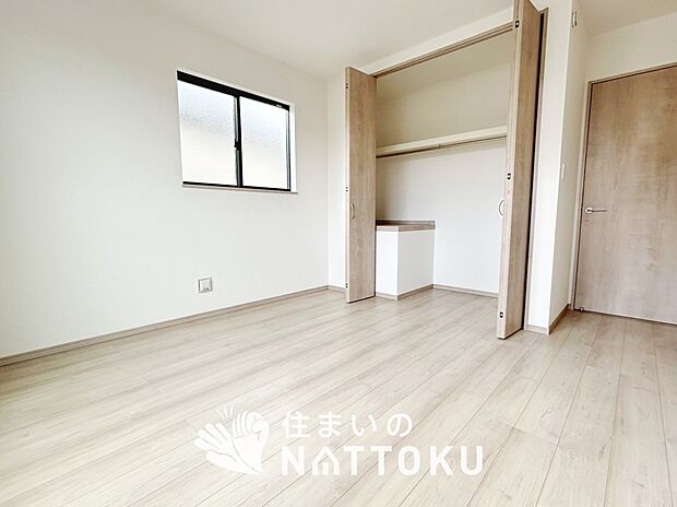 【現地写真(寝室)】木目の美しさを際立たせるシンプルデザインの建具を使用しています。