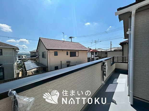 【バルコニー】奥行きが広く、洗濯物をゆったりと干せる十分な広さで、家族の洗濯も捗ります。