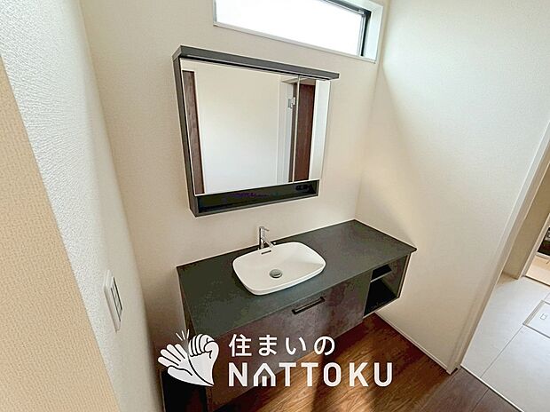 【洗面台・洗面所】奥行きが広く、洗濯物をゆったりと干せる十分な広さで、家族の洗濯も捗ります。