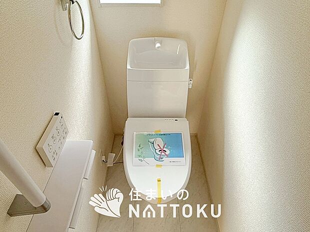 【トイレ】汚れてもサッとひと拭きでお手入れ簡単、エコ仕様の温水洗浄便座付きのトイレです。
バリアフリーにも配慮しています。