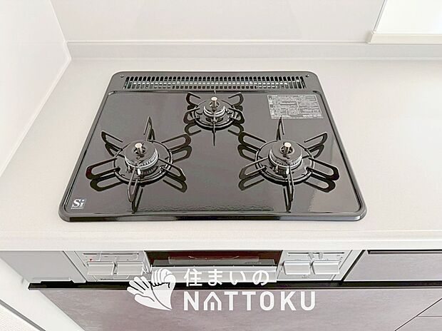 【ビルトインコンロ】フラットな構造で清掃性が高く、過熱防止センサー付3口タイプで日頃の家事も快適です。