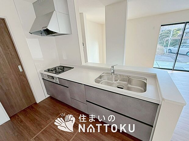 【現地写真(キッチン)】収納たっぷりのシステムキッチン、浄水器付水栓を標準装備しています。