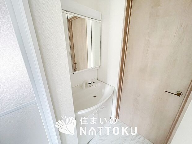 【洗面台・洗面所】鏡の両サイドは、必要なものを取出しやすく、大きな鏡面で朝の準備も快適。
使いやすいリフトアップ機能付きのシングルレバーシャワー水栓付です。