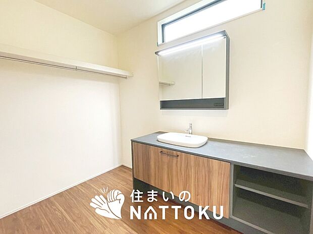 【洗面台・洗面所】鏡の両サイドは、必要なものを取出しやすく、大きな鏡面で朝の準備も快適。
使いやすいリフトアップ機能付きのシングルレバーシャワー水栓付です。
