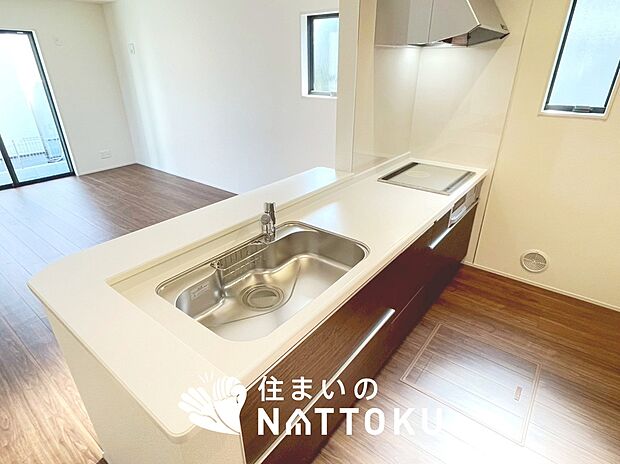 【現地写真(キッチン)】収納たっぷりのシステムキッチン、浄水器付水栓を標準装備しています。