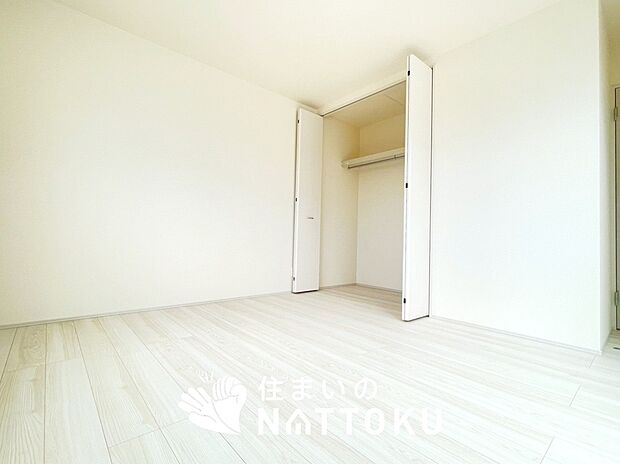 【現地写真(洋室)】木目の美しさを際立たせるシンプルデザインの建具を使用しています。