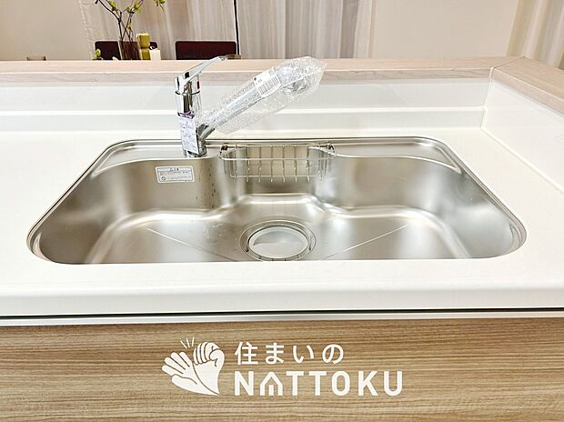 【浄水器内臓ハンドシャワー付シンク】広々とした凸型シンクに洗剤ポケットを標準装備。すっきり収納できます。
また、蛇口の先端に浄水器を内蔵しているため場所をとりません。