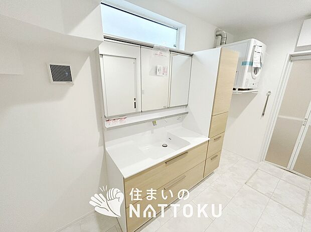 【洗面台・洗面所】鏡の両サイドは、必要なものを取出しやすく、大きな鏡面で朝の準備も快適。
使いやすいリフトアップ機能付きのシングルレバーシャワー水栓付です。