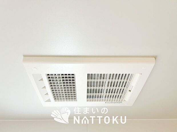 【浴室暖房換気乾燥機】サイドブロー機能で、乾燥効率アップです。
サイドに吹き出しを搭載することにより浴室内を端まで循環する気流ができ、さらに省エネ性能がアップします。