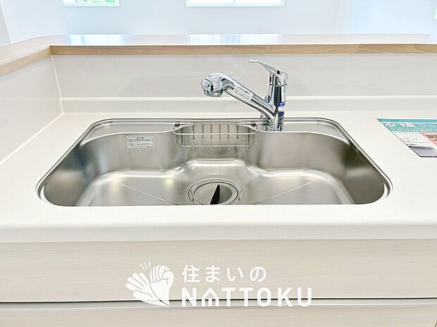 【浄水器内臓ハンドシャワー付シンク】広々とした凸型シンクに洗剤ポケットを標準装備。すっきり収納できます。
また、蛇口の先端に浄水器を内蔵しているため場所をとりません。
