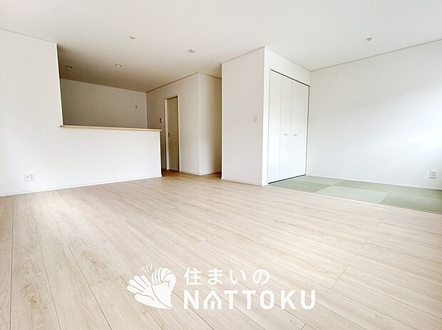 【現地写真(リビング)】フローリング材には、木目、色調など木材特有の風合いがあり、ナチュラルな美しさになっています。