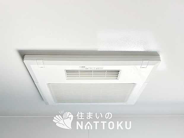 【電気式浴室暖房換気乾燥機】寒い冬場はあたたかく、暑い夏場は扇風機のような心地よさです。
雨の日は、浴室が衣類乾燥スペースになります。