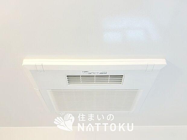 【浴室暖房換気乾燥機】寒い冬場はあたたかく、暑い夏場は扇風機のような心地よさです。
雨の日は、浴室が衣類乾燥スペースになります。