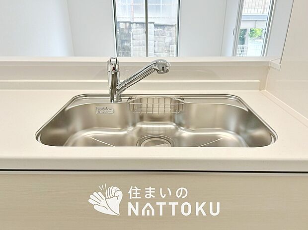 【浄水器内臓ハンドシャワー付シンク】広々とした凸型シンクに洗剤ポケットを標準装備。すっきり収納できます。
また、蛇口の先端に浄水器を内蔵しているため場所をとりません。