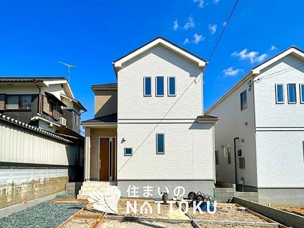 【現地写真（外観）【Ｂ号地】】軽くて火災に強い屋根材を採用し、地震時の建物への負担や揺れを軽減しています。