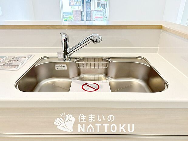 【浄水器内臓ハンドシャワー付シンク】広々とした凸型シンクに洗剤ポケットを標準装備。すっきり収納できます。
また、蛇口の先端に浄水器を内蔵しているため場所をとりません。