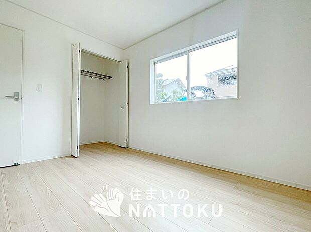 【現地写真（寝室）】木目の美しさを際立たせるシンプルデザインの建具を使用しています。