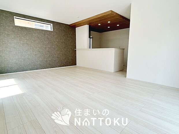 【現地写真（リビング）】フローリング材には、木目、色調など木材特有の風合いがあり、ナチュラルな美しさになっています。