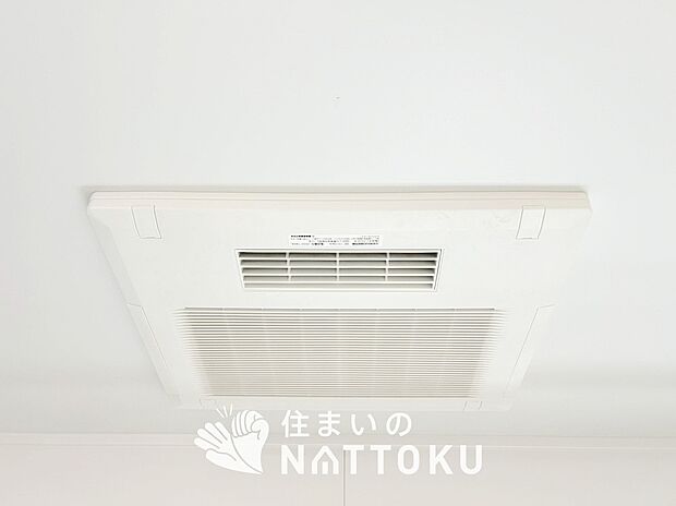 【浴室暖房換気乾燥機】サイドブロー機能で、乾燥効率アップです。
サイドに吹き出しを搭載することにより浴室内を端まで循環する気流ができ、さらに省エネ性能がアップします。