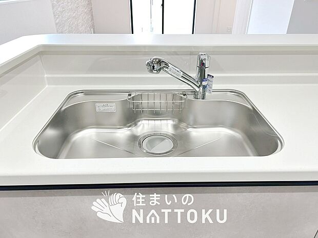 【浄水器内臓ハンドシャワー付シンク】広々とした凸型シンクに洗剤ポケットを標準装備。すっきり収納できます。
また、蛇口の先端に浄水器を内蔵しているため場所をとりません。