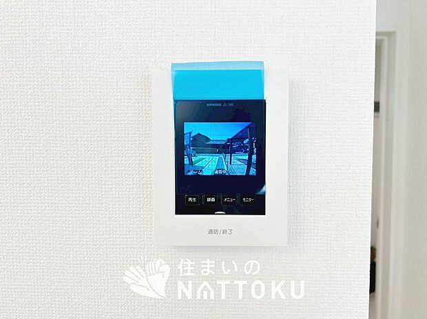 【TVモニター付インターホン】手放し通話ができ、送話表示灯で送話・受話状態が確認できます。
映像と音声で玄関先の様子をチェックできるモニター機能や、夜間の訪問者の顔も確認できるLEDライトを装備しています。